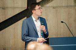 Henrik Bettin holding a presentation