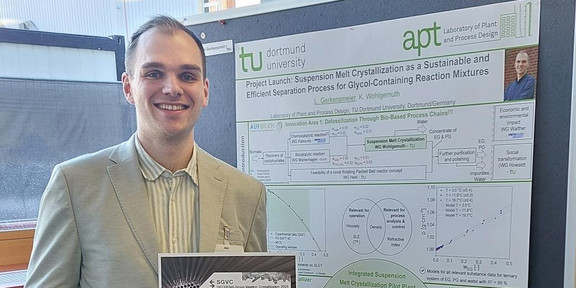 Lutz Gerkensmeier steht an seinem Poster