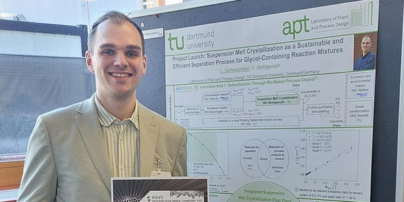 Lutz Gerkensmeier steht an seinem Poster