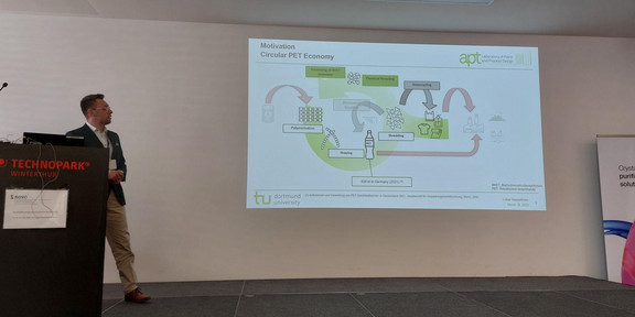 Lukas Seppelfricke präsentiert einen Vortrag zum PET Recycling