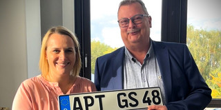 Mareike Schreiber-Choo und Prof. Schembecker halten das Promotionsschild