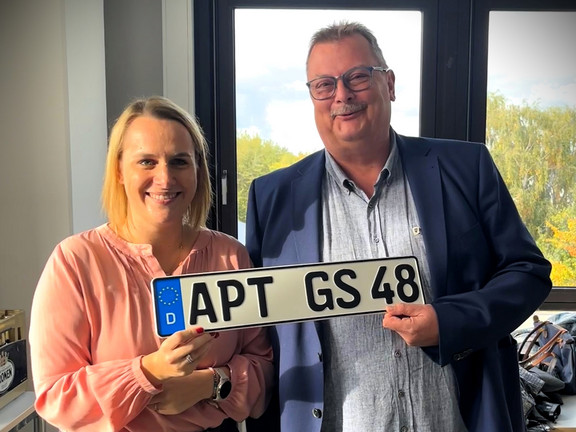 Mareike Schreiber-Choo und Prof. Schembecker halten das Promotionsschild