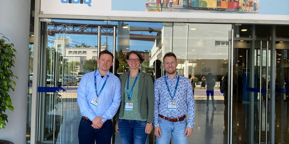 Marc Meier, Kerstin Wohlgemuth and Lukas Seppelfricke in front of the ECCE conference building