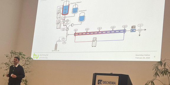 Maximilian Kattner explanining his presentation