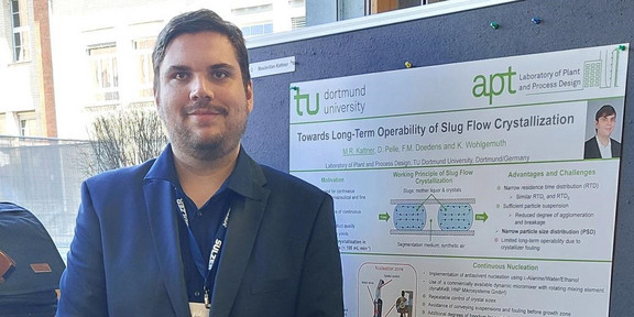 Maximilian Kattner steht an seinem Poster