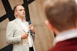 Lutz Gerkensmeier holding a presentation