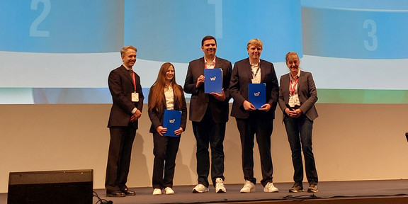 Maximilian Kattner receives his poster price