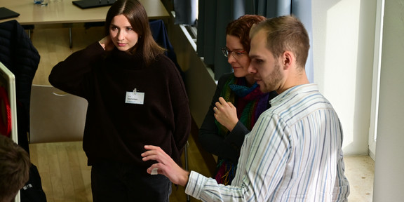 Lutz Gerkensmeier discusses at his poster