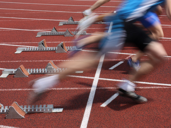 Several Sprinter are starting side by side from starting blocks.