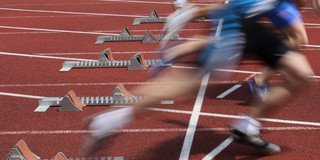 Several Sprinter are starting side by side from starting blocks.